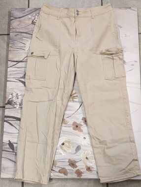 GUESS Men’s Tan Cargo Pants